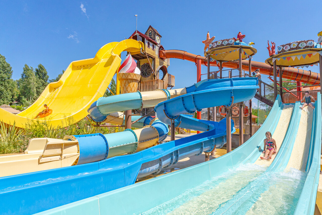 Giant water slides and water games at CAPFUN Temps Libre campsite in BOUGE CHAMBALUD (38).