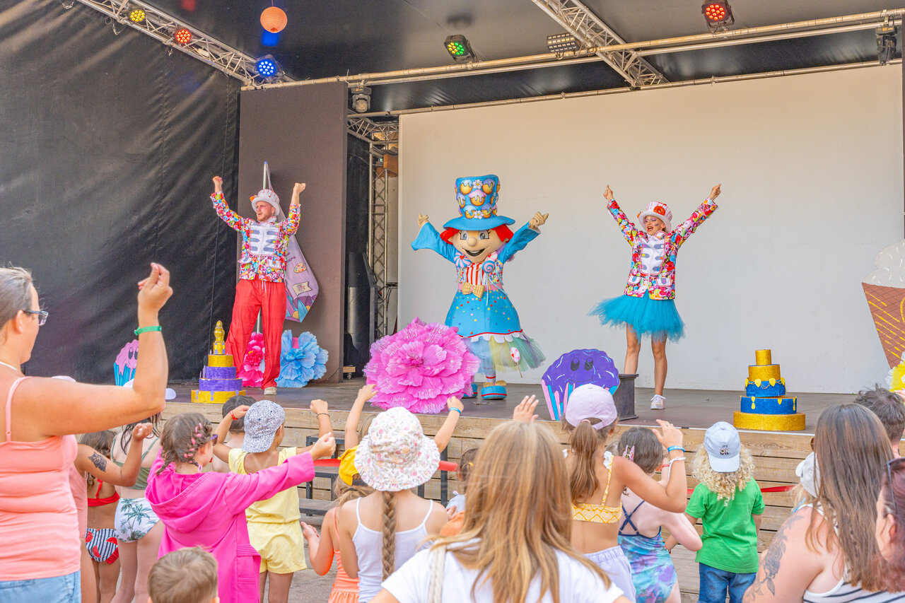 Animation show with mascot and participating children at CAPFUN Temps Libre campsite in BOUGE CHAMBALUD (38).