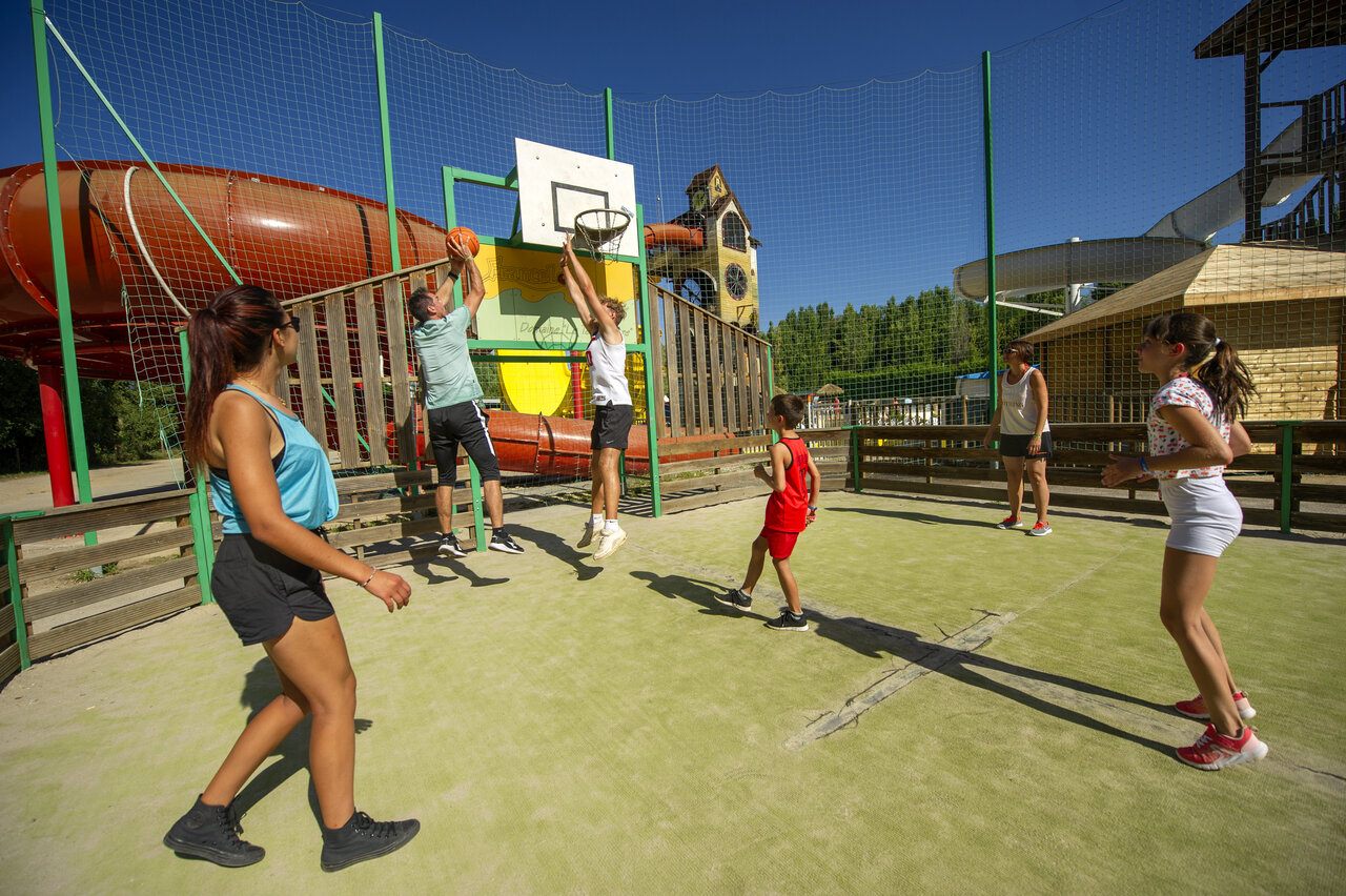 Basketball, water slides at CAPFUN Temps Libre campsite in BOUGE CHAMBALUD.