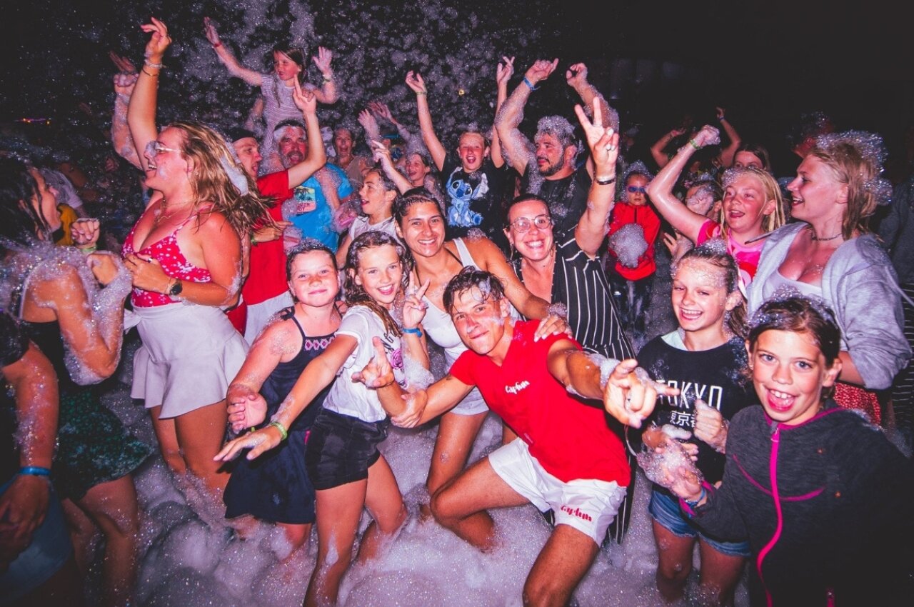 Lively foam party with families and children at CAPFUN Temps Libre campsite in BOUGE CHAMBALUD (38).