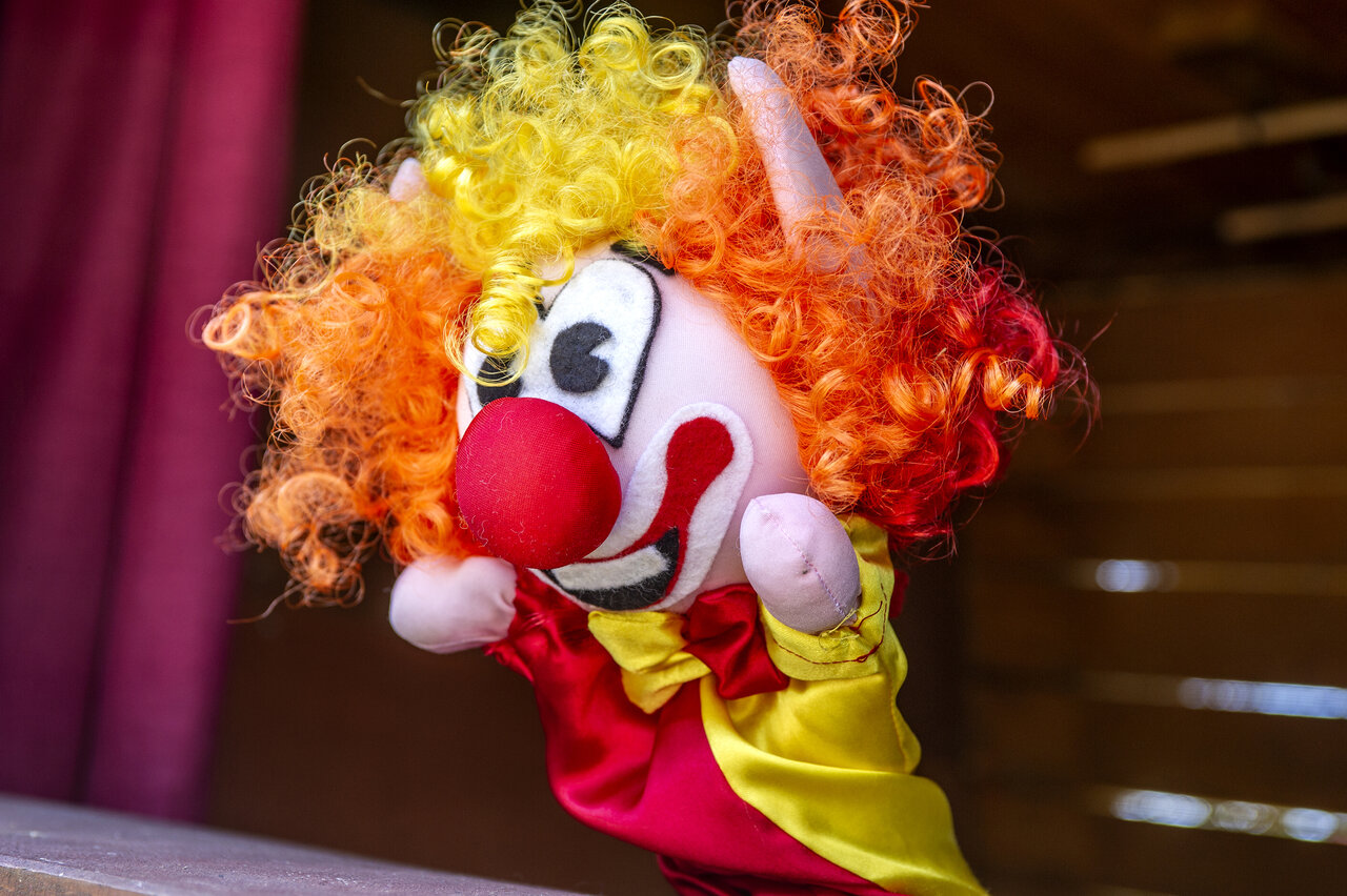 Colorful clown puppet for entertainment show at CAPFUN Temps Libre campsite in BOUGE CHAMBALUD (38).
