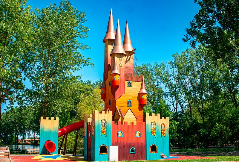 Carabouille playground - Vibrant play castle with slide at CAPFUN Tensch Jolie, Grostenquin (57).
