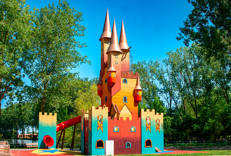 Vibrant play castle with slide at CAPFUN Tensch Jolie, Grostenquin (57).