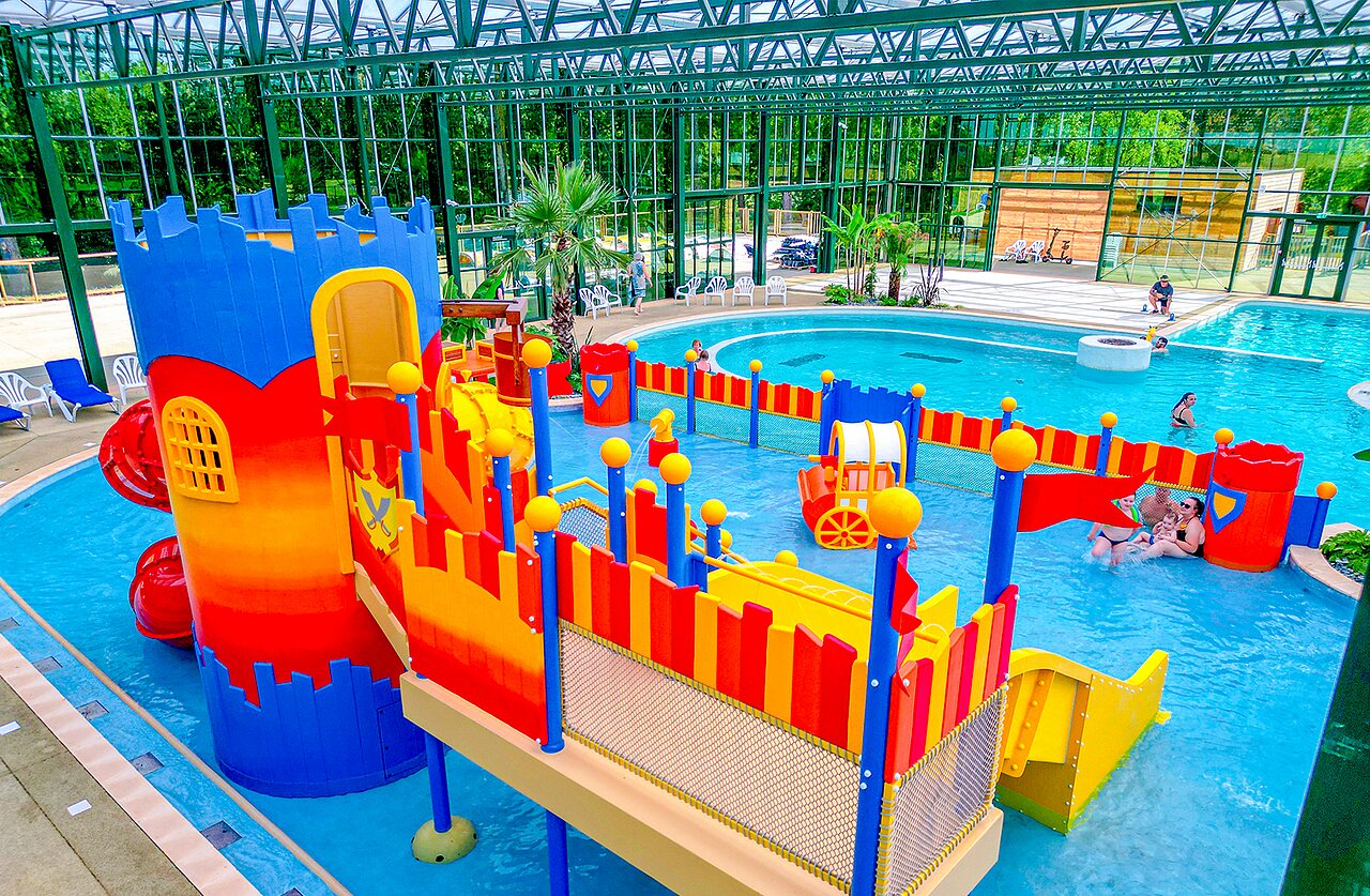 Indoor pool, slides, water games at CAPFUN Tensch Jolie campsite Grostenquin (57).