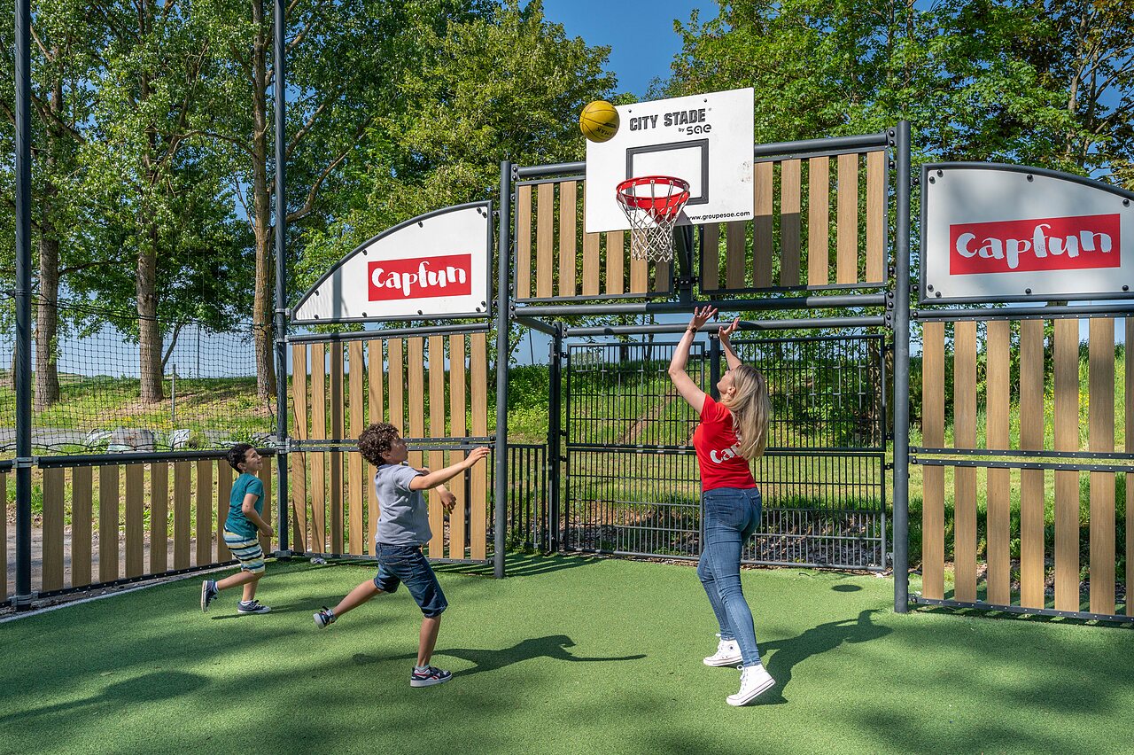 Multi-sport court for basketball with family at CAPFUN Tensch Jolie campsite in Grostenquin (57).
