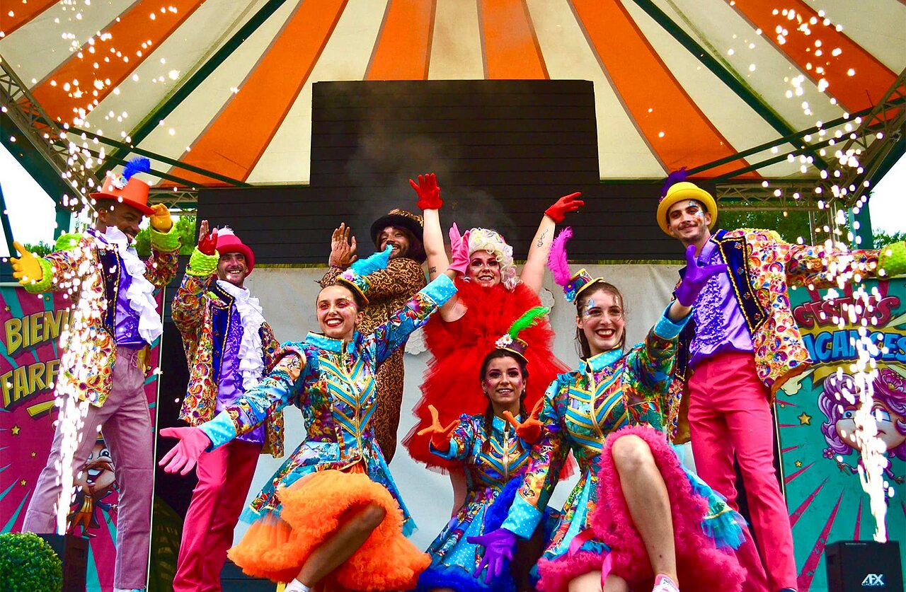 Festive entertainment with costumed artists and pyrotechnics at CAPFUN Tensch Jolie campsite in Grostenquin.