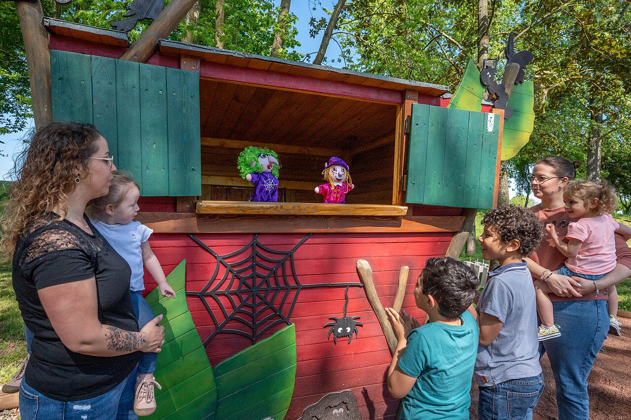 Puppet show for children at CAPFUN Tensch Jolie campsite in Grostenquin (57).