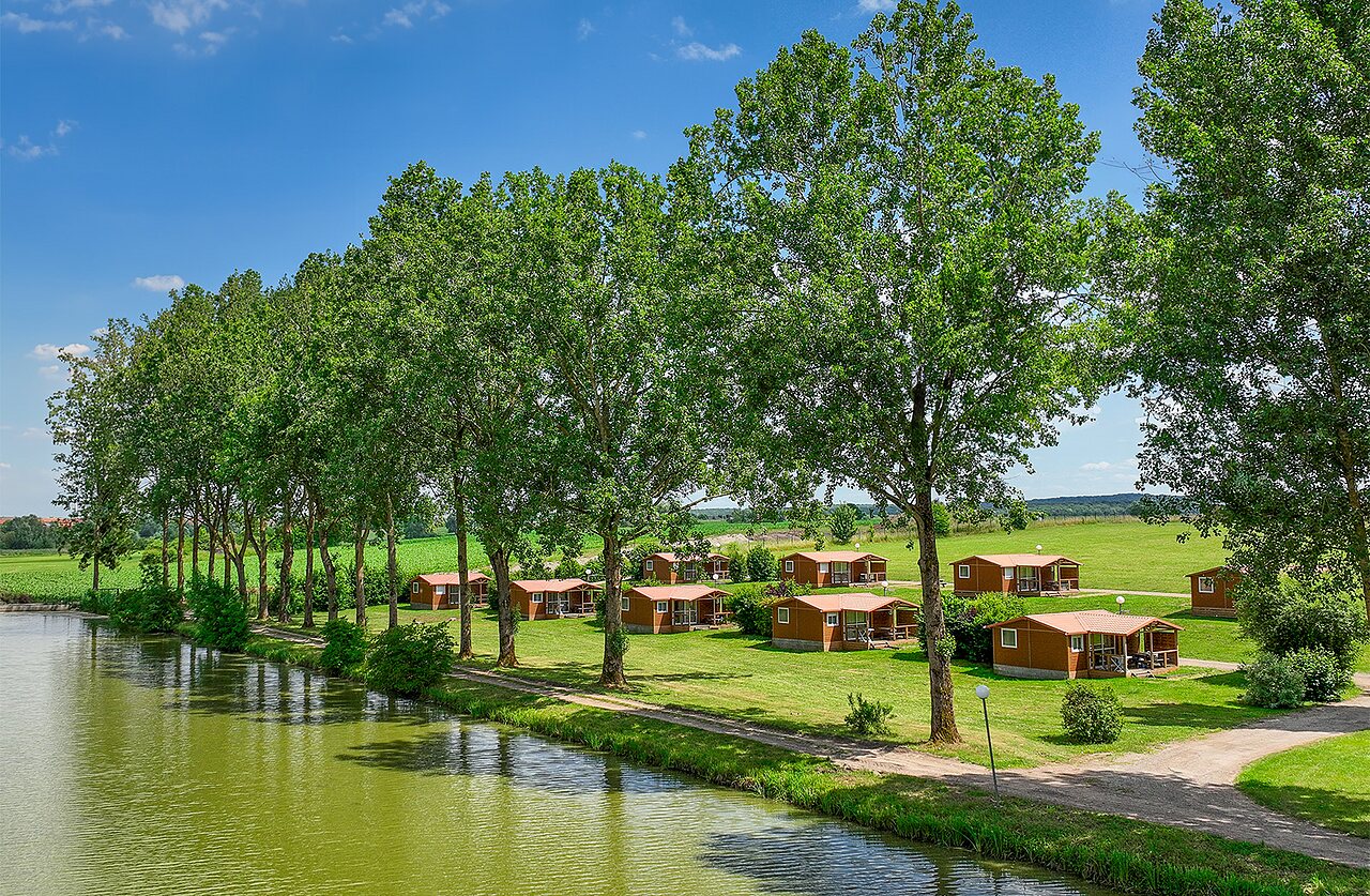 Wooden Mobil-homes, waterside, nature, at CAPFUN Tensch Jolie campsite in Grostenquin (57).