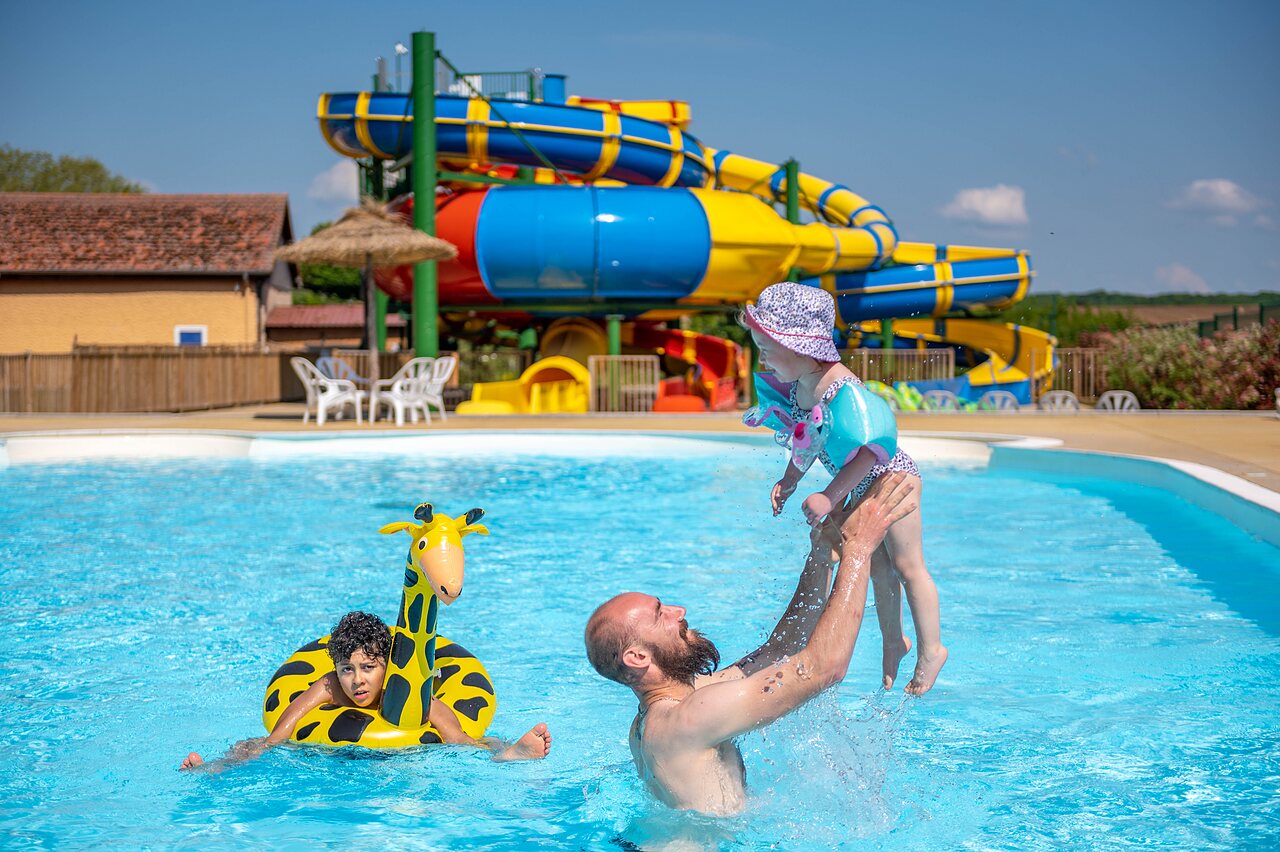Outdoor pool, water slides, family at CAPFUN Tensch Jolie campsite, Grostenquin (57).