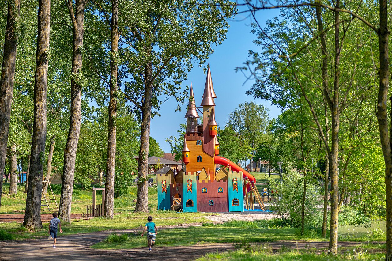 Castle playground, slides, children at CAPFUN Tensch Jolie campsite in Grostenquin (57).