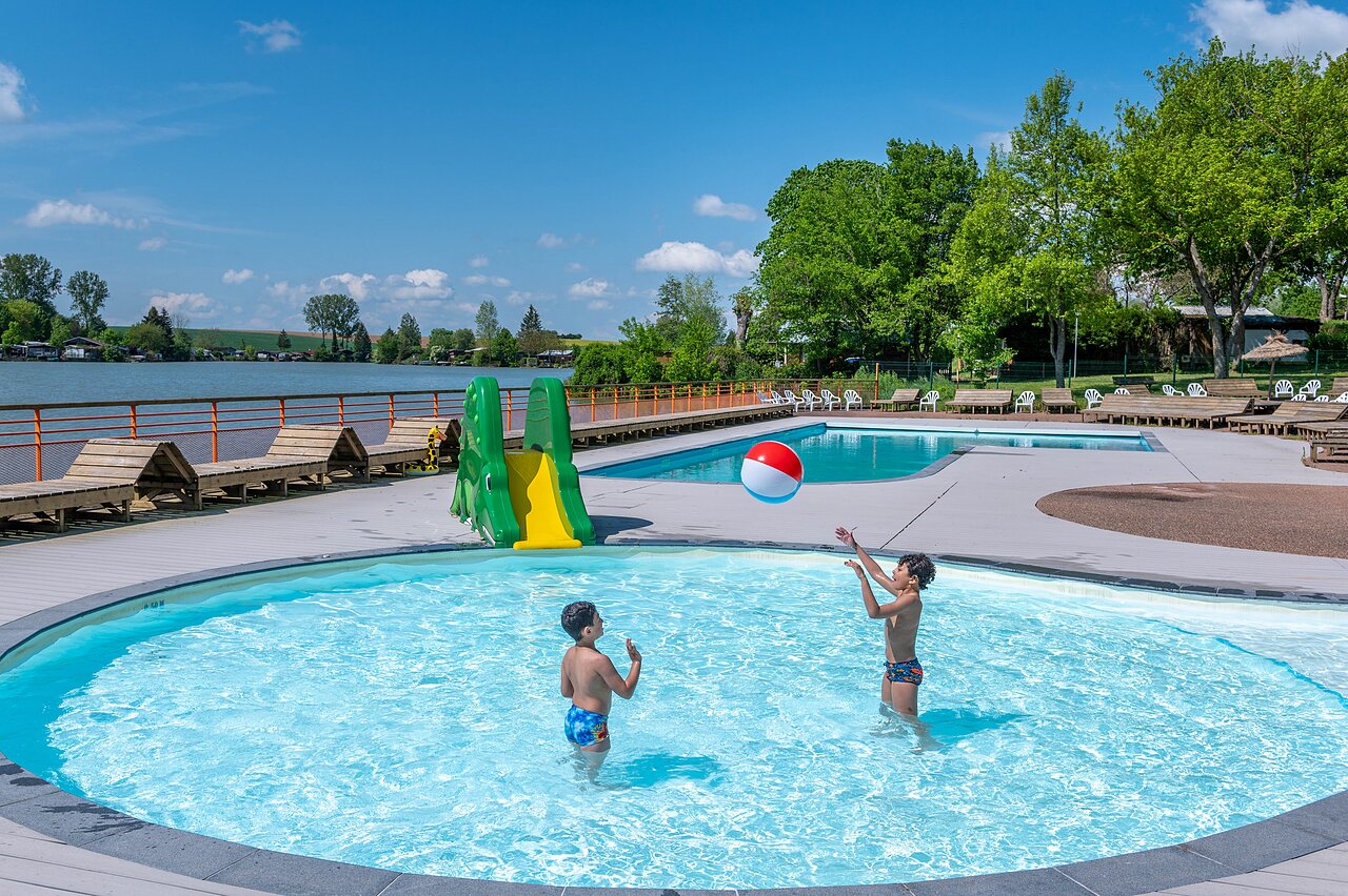 Outdoor pool, crocodile slide, children at CAPFUN Tensch Jolie campsite in Grostenquin (57).