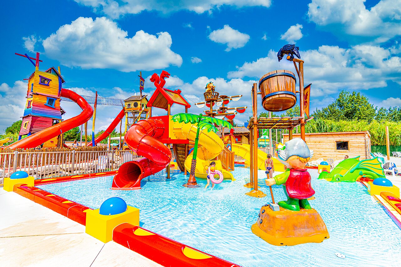 Water park, slides and children's games at CAPFUN Teorix campsite in MARSEILLAN PLAGE.