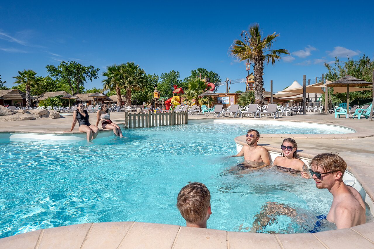 Lively outdoor swimming pool with bathers at CAPFUN Teorix campsite in MARSEILLAN PLAGE (34).