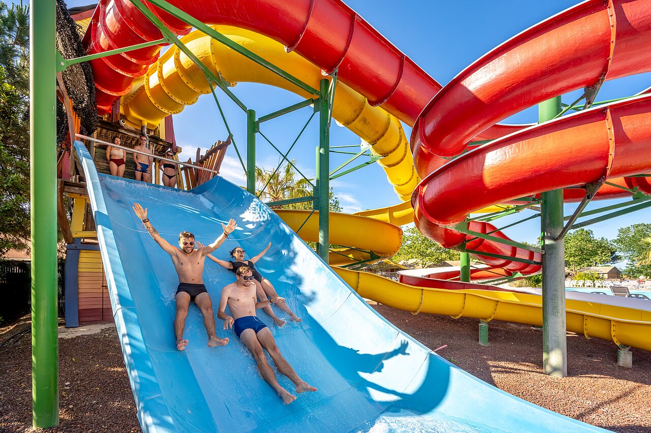 Colorful water slides with friends having fun at CAPFUN Teorix campsite in MARSEILLAN PLAGE (34).