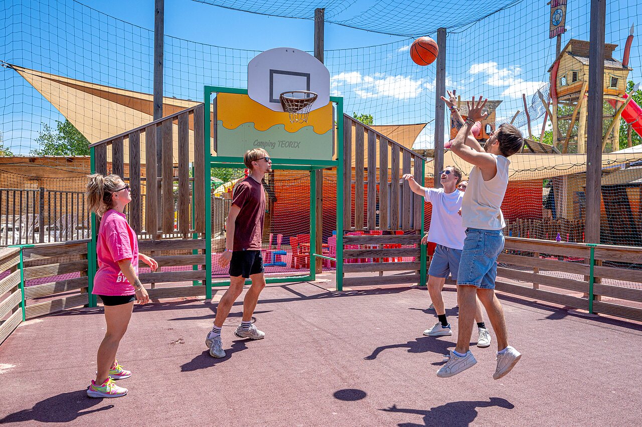 Multisport basketball court with young people at CAPFUN Teorix campsite in MARSEILLAN PLAGE (34).