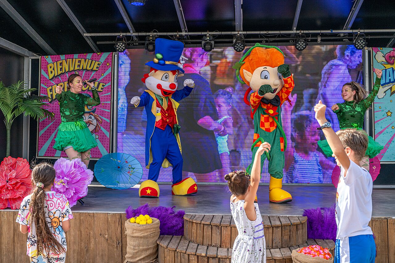 Mascots and kids animation on stage at CAPFUN Teorix campsite, MARSEILLAN PLAGE (34).