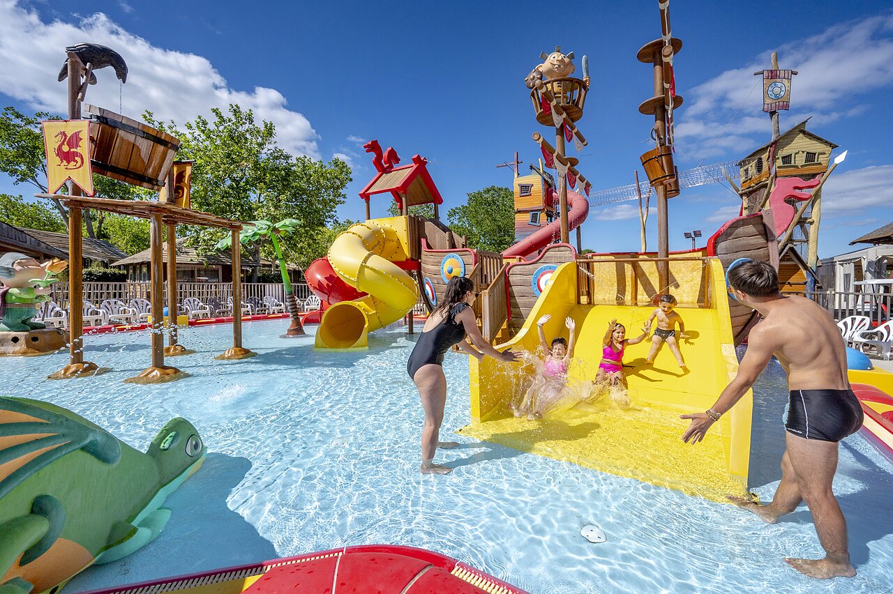 Water slides and water games for children at CAPFUN Teorix campsite in MARSEILLAN PLAGE (34).