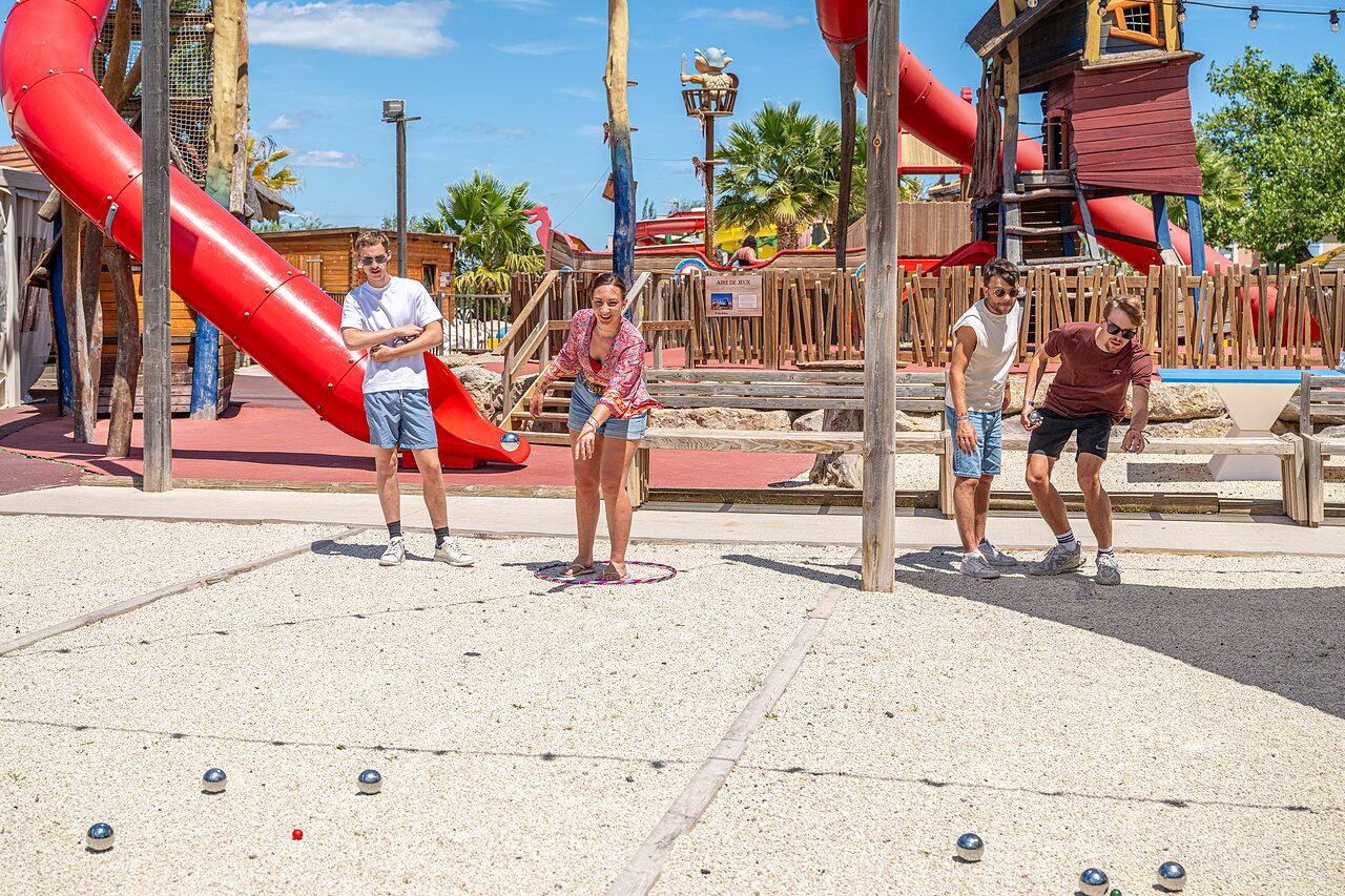 Petanque and games at CAPFUN Teorix campsite in MARSEILLAN PLAGE (34).