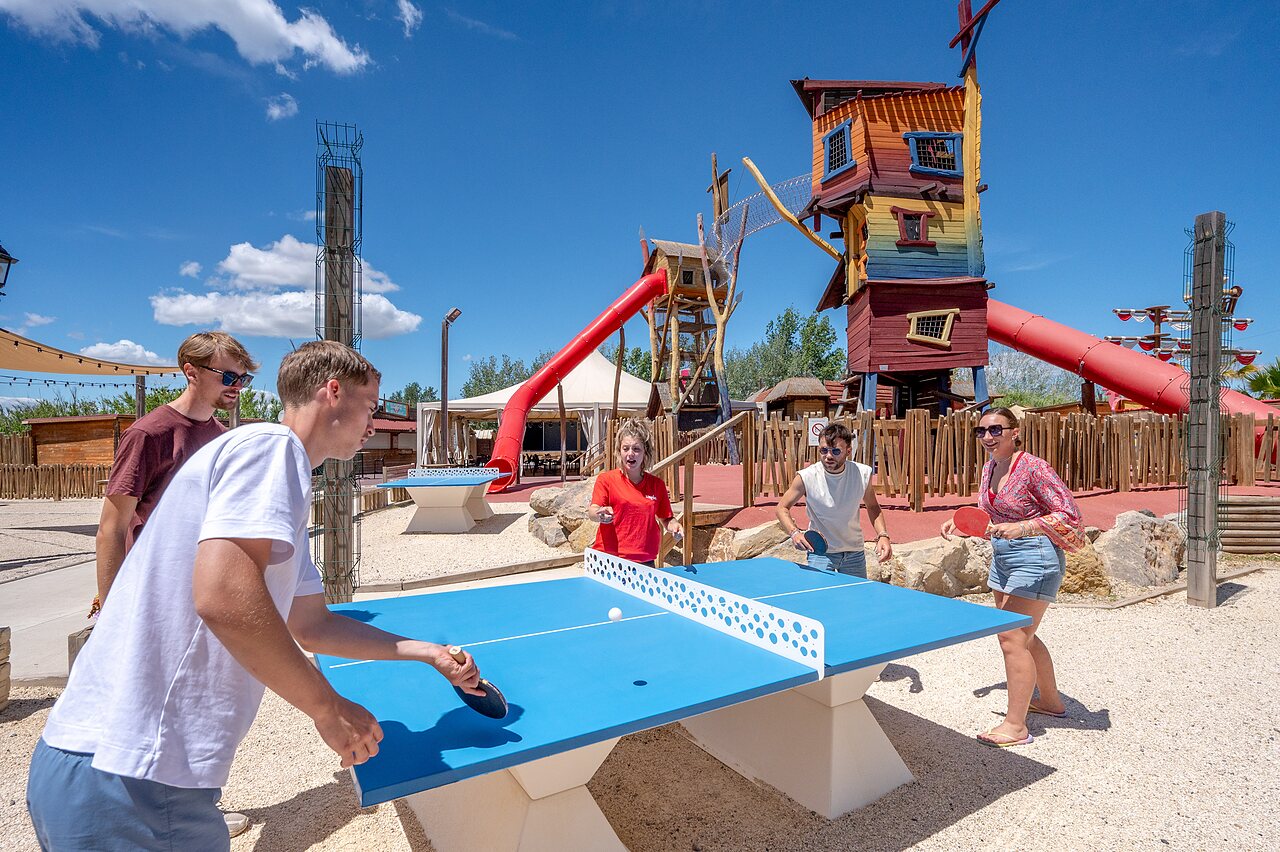 Outdoor table tennis and playground area at CAPFUN Teorix campsite in MARSEILLAN PLAGE (34).