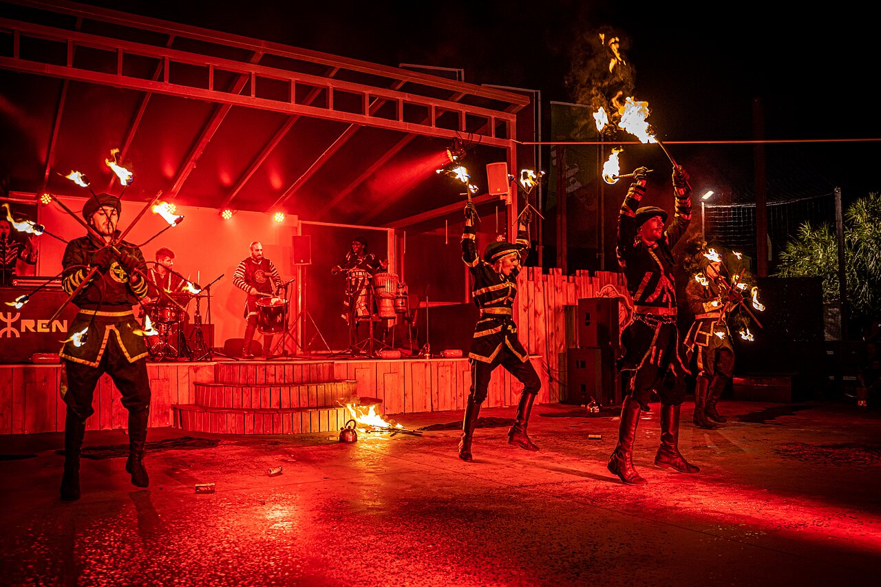 Night fire show with artists and musicians on stage at CAPFUN Teorix campsite in MARSEILLAN PLAGE (34)