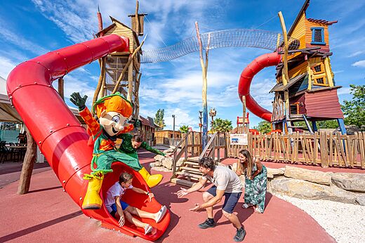 Playground with giant slides and mascot at CAPFUN Teorix campsite in MARSEILLAN PLAGE (34).