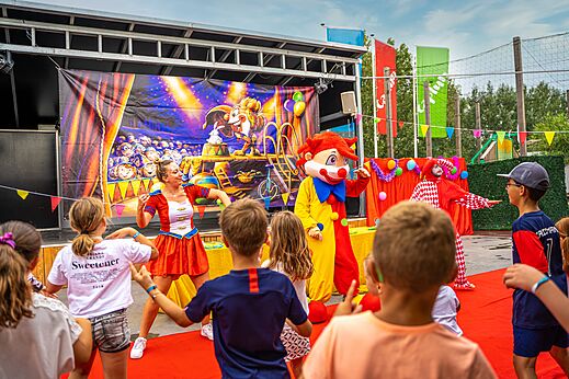 Kids' animation show with mascots and animators at CAPFUN Teorix campsite in MARSEILLAN PLAGE (34).