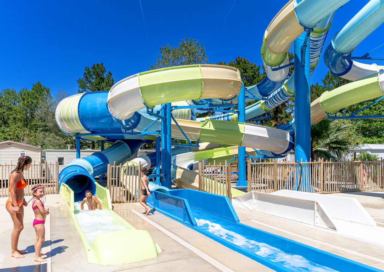 Giant water slides and family pool at CLICOCHIC Texas campsite in Argel�s.