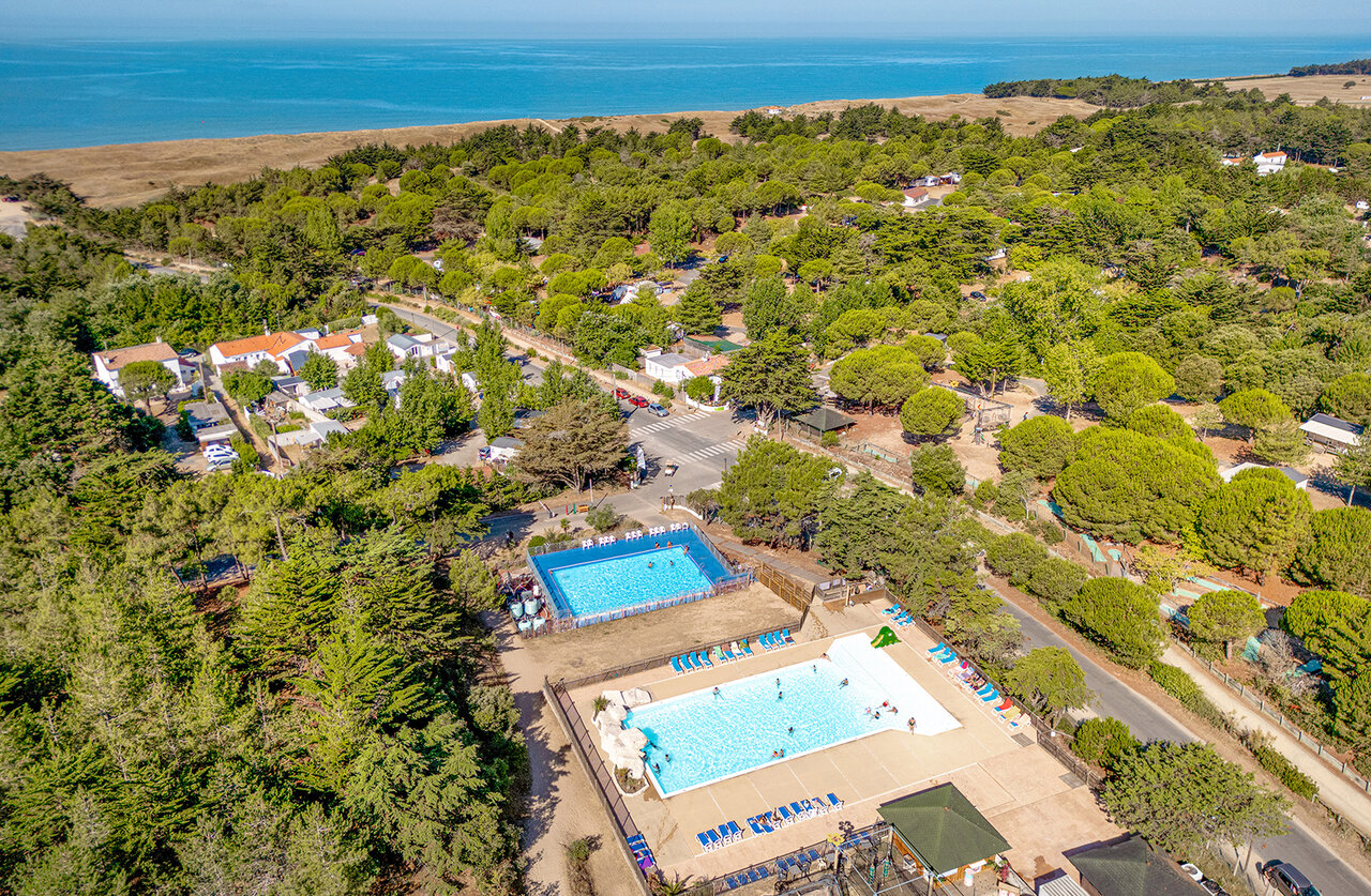 Swimming pool at camping CLICOCHIC Plage des Tonnelles in Saint-Jean-de-Monts (85).