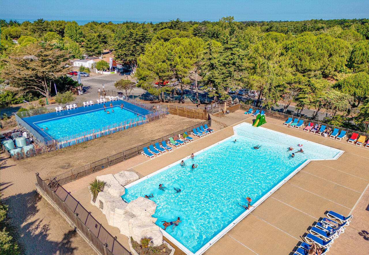Outdoor pools, slide, sun loungers at CLICOCHIC Plage des Tonnelles campsite (85).