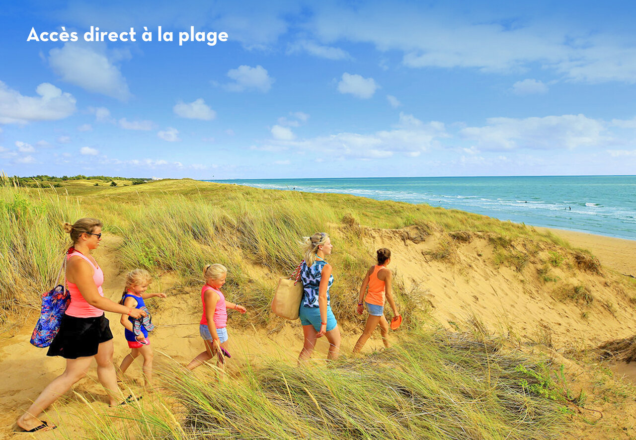 Family on dunes, direct beach access at camping CLICOCHIC Plage des Tonnelles in Saint-Jean-de-Monts (85).