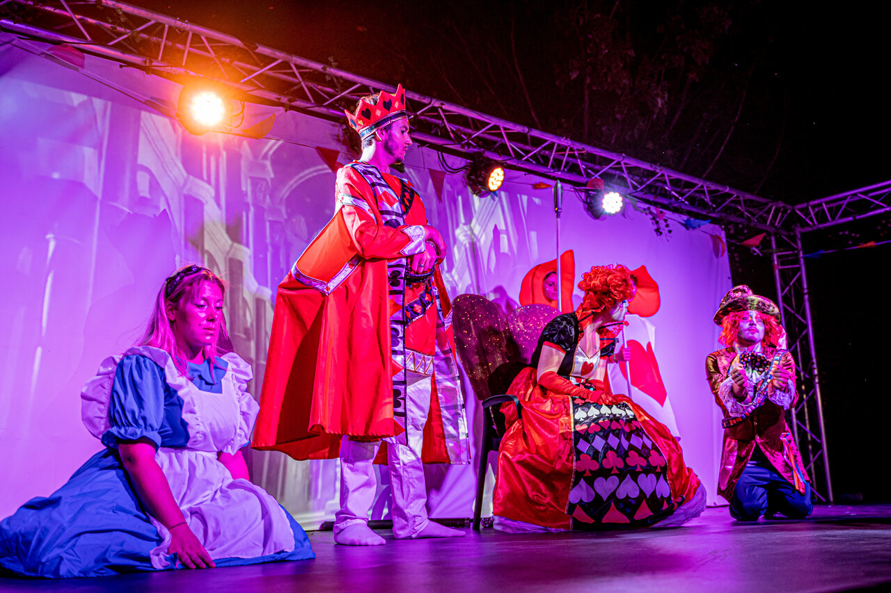 Alice in Wonderland costumed show, evening entertainment at CAPFUN Tordera-Nacions campsite.