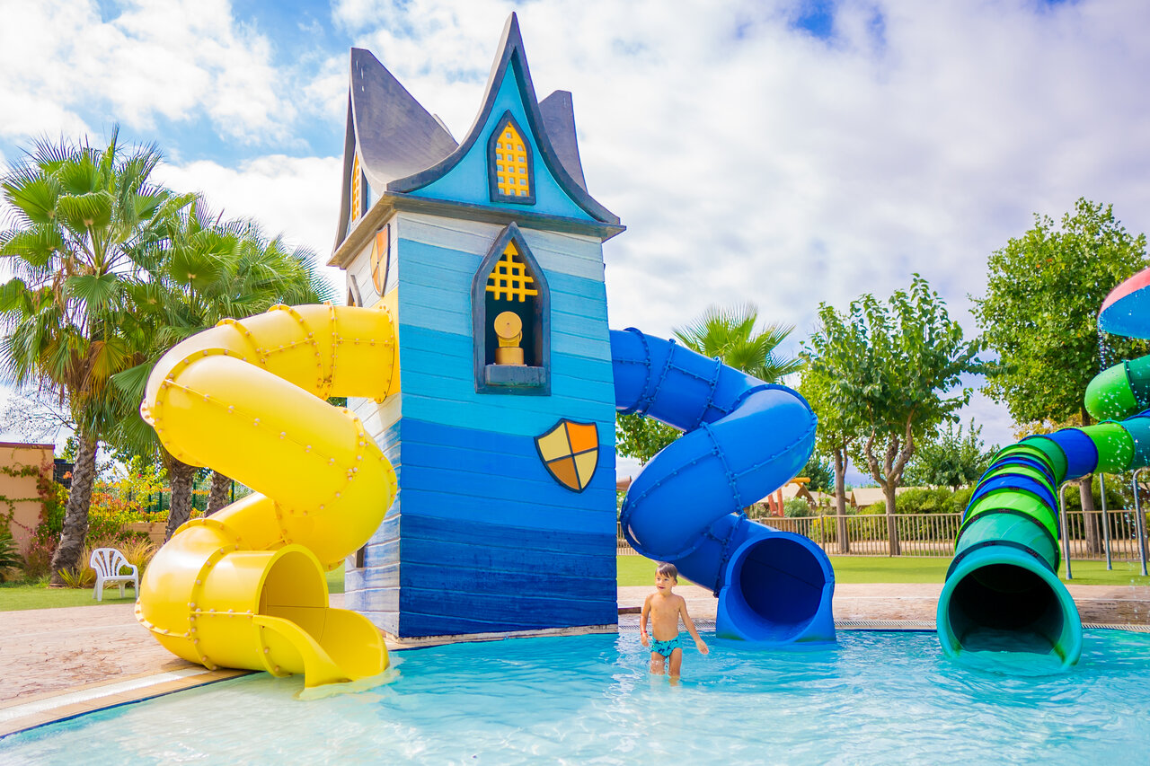 Colorful water slides and children's water games at CAPFUN Tordera-Nacions campsite in Malgrat de Mar (08).