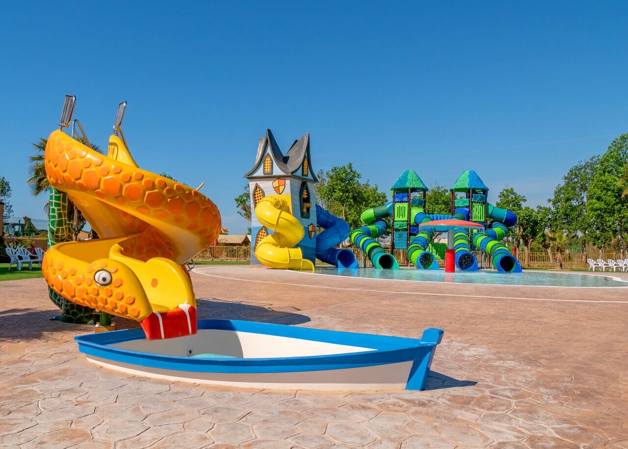 Colorful water slides and children's play area at CAPFUN Tordera-Nacions campsite in Malgrat de Mar (08).