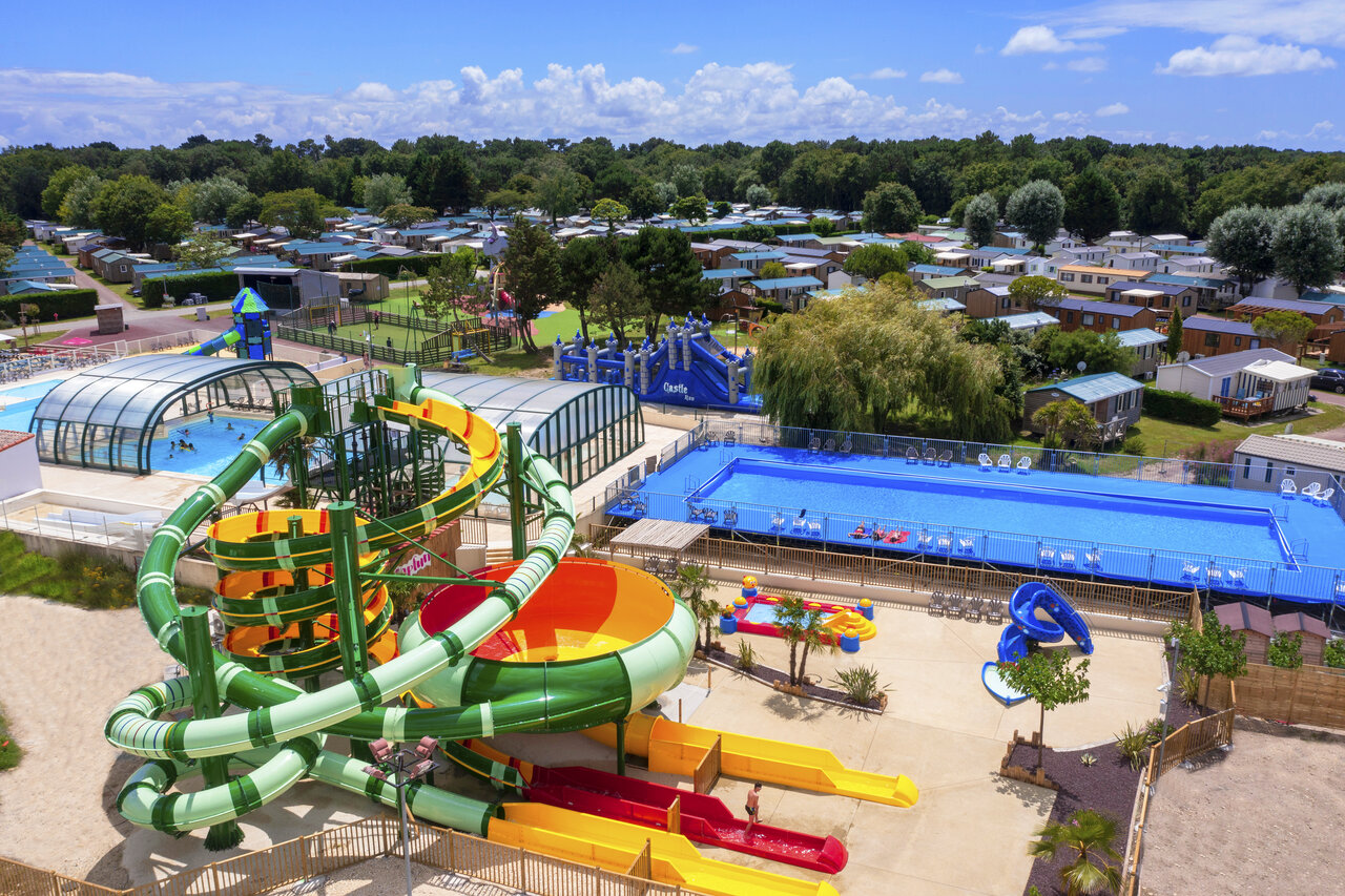 Water park, slides, swimming pools and Mobile homes at CAPFUN Celeste campsite in Breuillet (17).