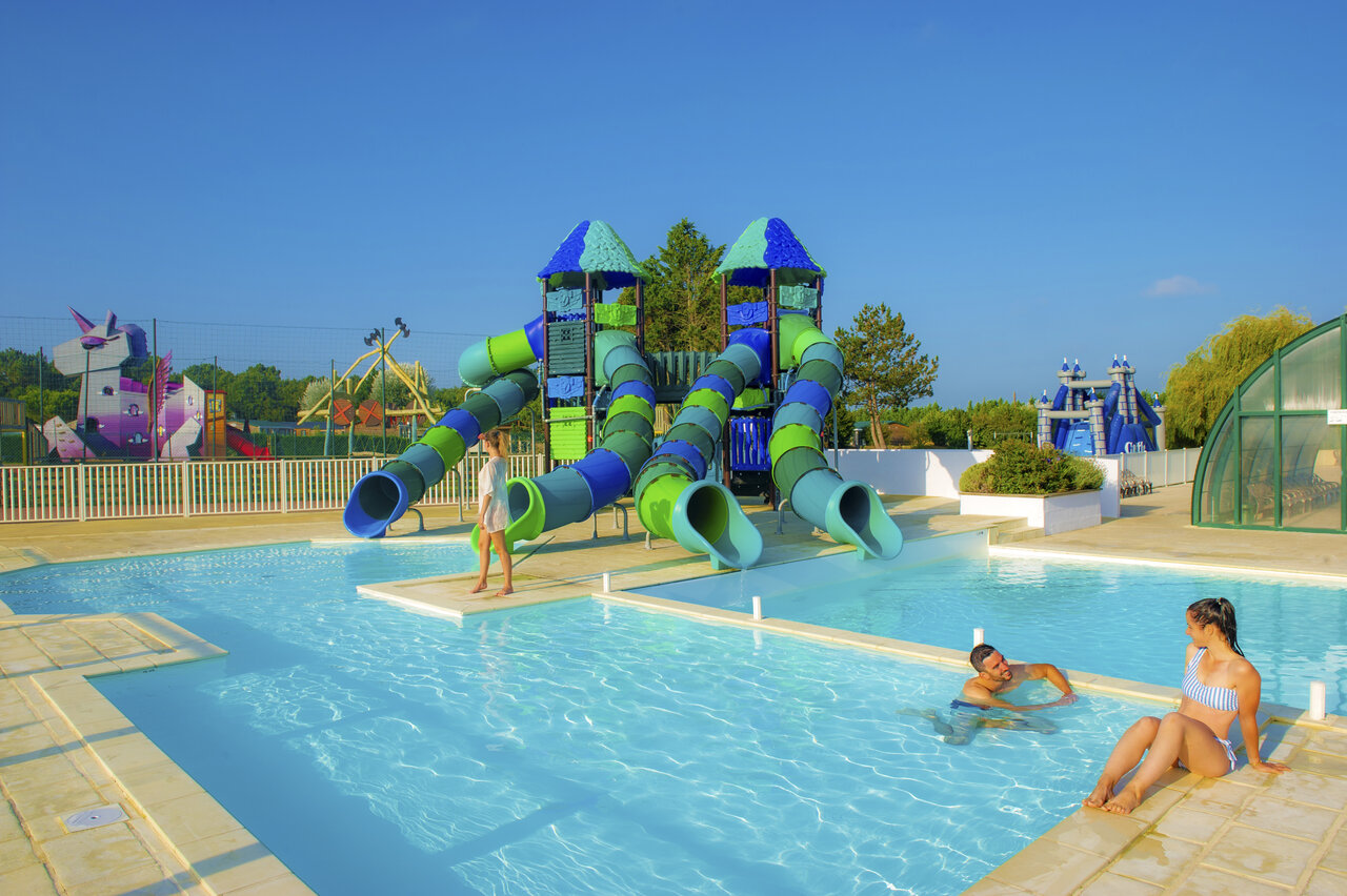 Water slides and outdoor swimming pool at CAPFUN Celeste campsite in Breuillet (17).