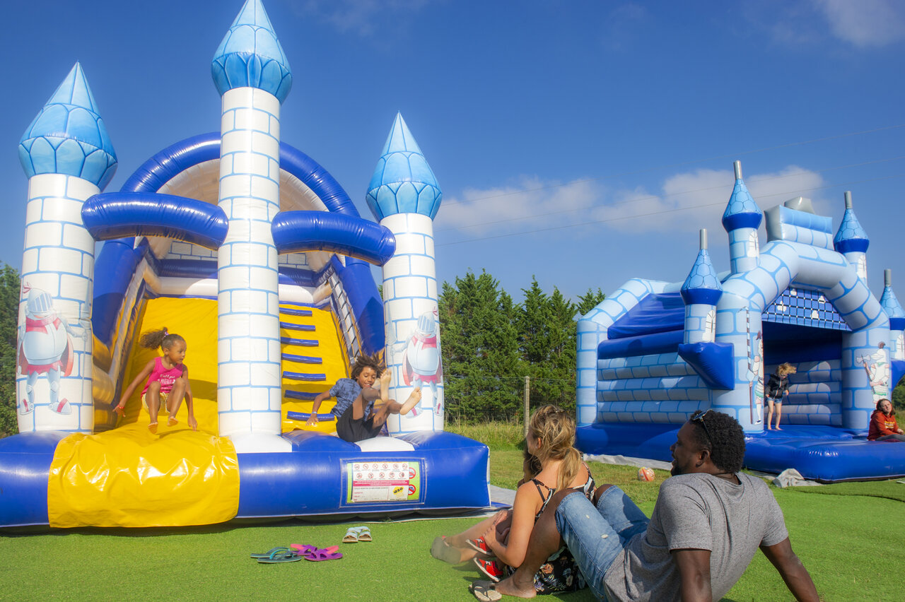 Inflatable castles and happy children at CAPFUN Celeste campsite in Breuillet (17).