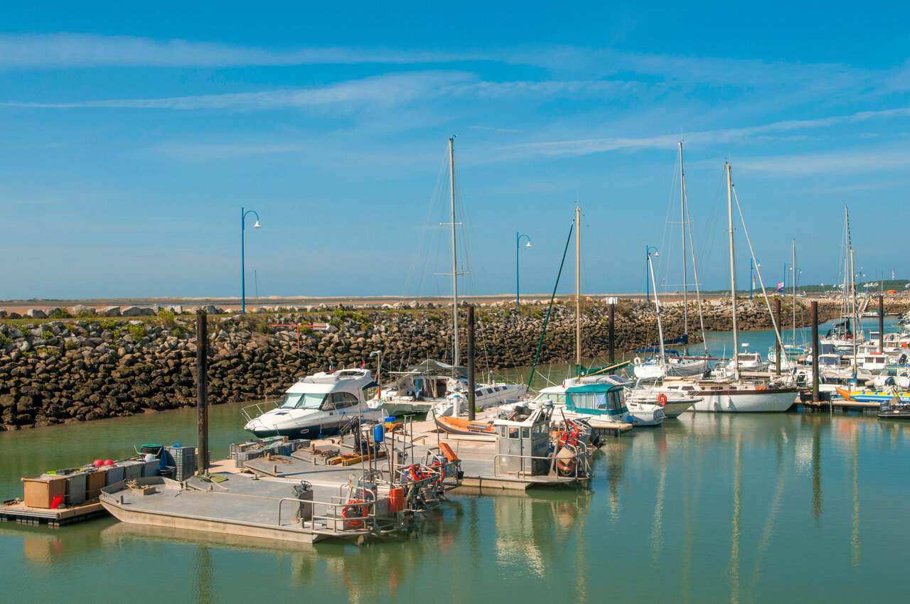 Marina with sailboats and motorboats at CAPFUN Celeste campsite in Breuillet (17).