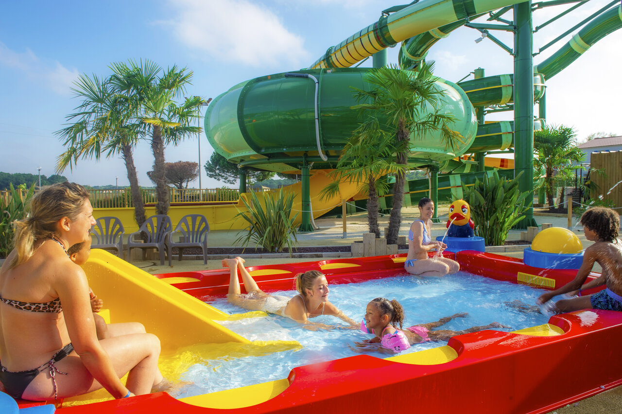 Water slides and children's paddling pool at CAPFUN Celeste campsite in Breuillet (17).