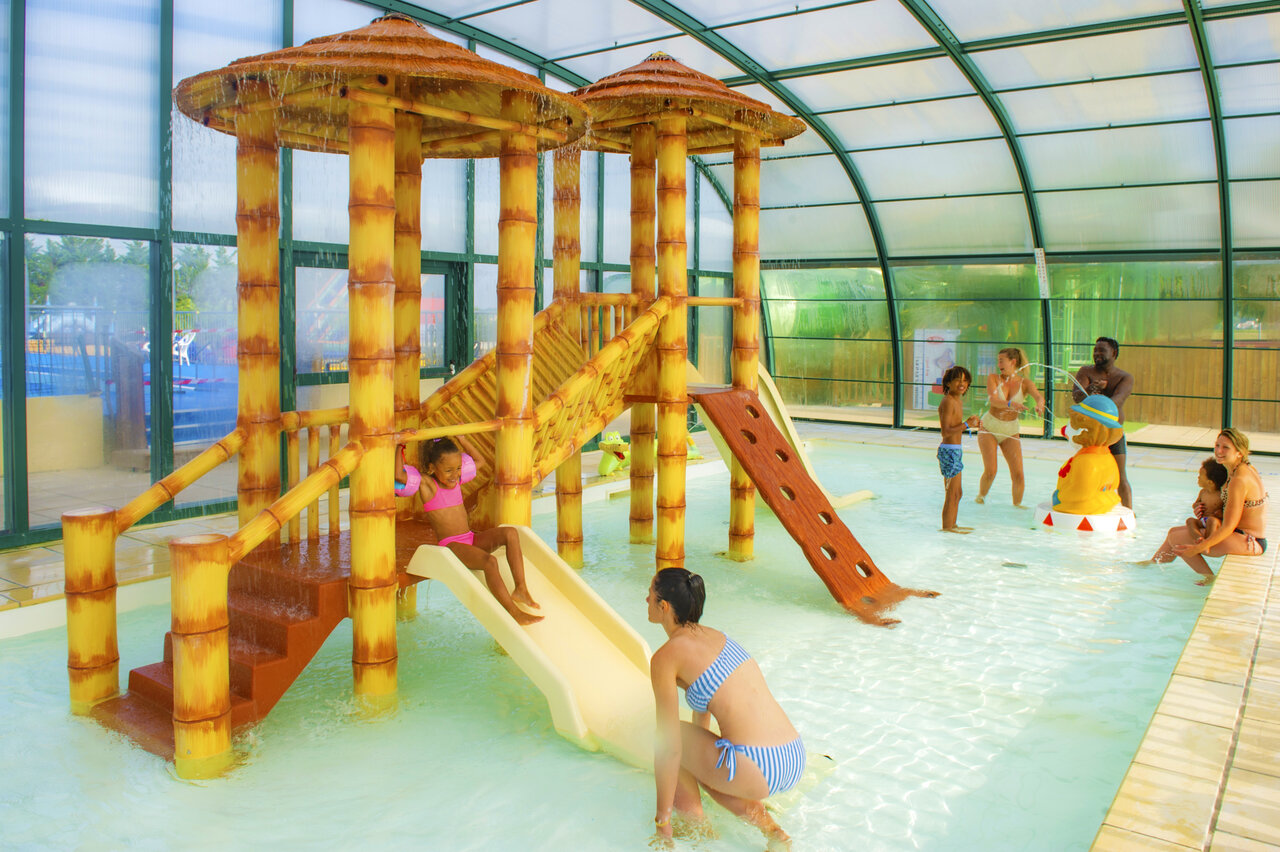 Indoor water park with games and slides at CAPFUN Celeste in Breuillet (17).