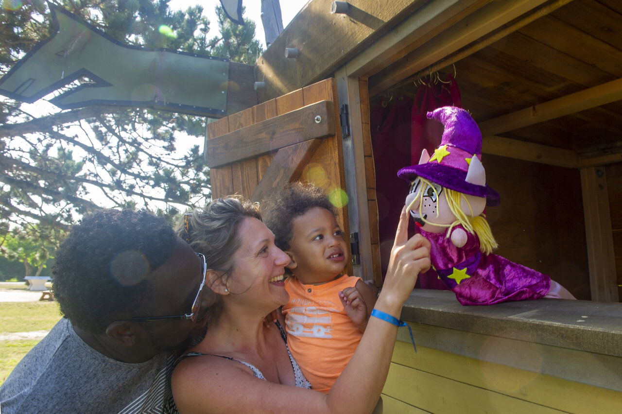 Children's puppet show, smiling family at CAPFUN Celeste campsite in Breuillet.