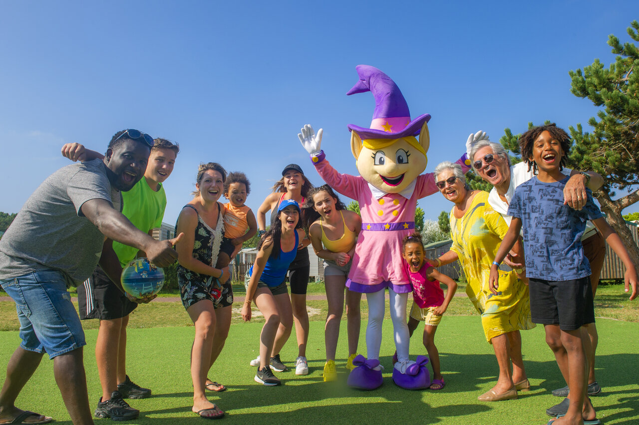 Animation with mascot and smiling family at CAPFUN Celeste campsite in Breuillet.