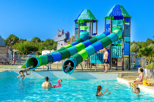 Giant water slides and outdoor swimming pool at CAPFUN Celeste campsite in Breuillet (17).
