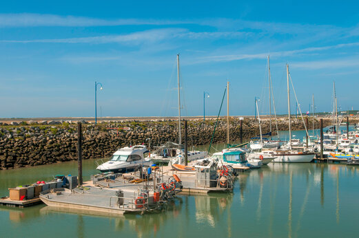 Marina with boats and sailboats at CAPFUN Celeste campsite in Breuillet (17).