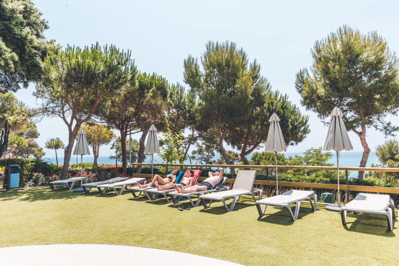 Sun loungers, pool, sea at CAPFUN Treumal campsite in Platja d'Aro (17).