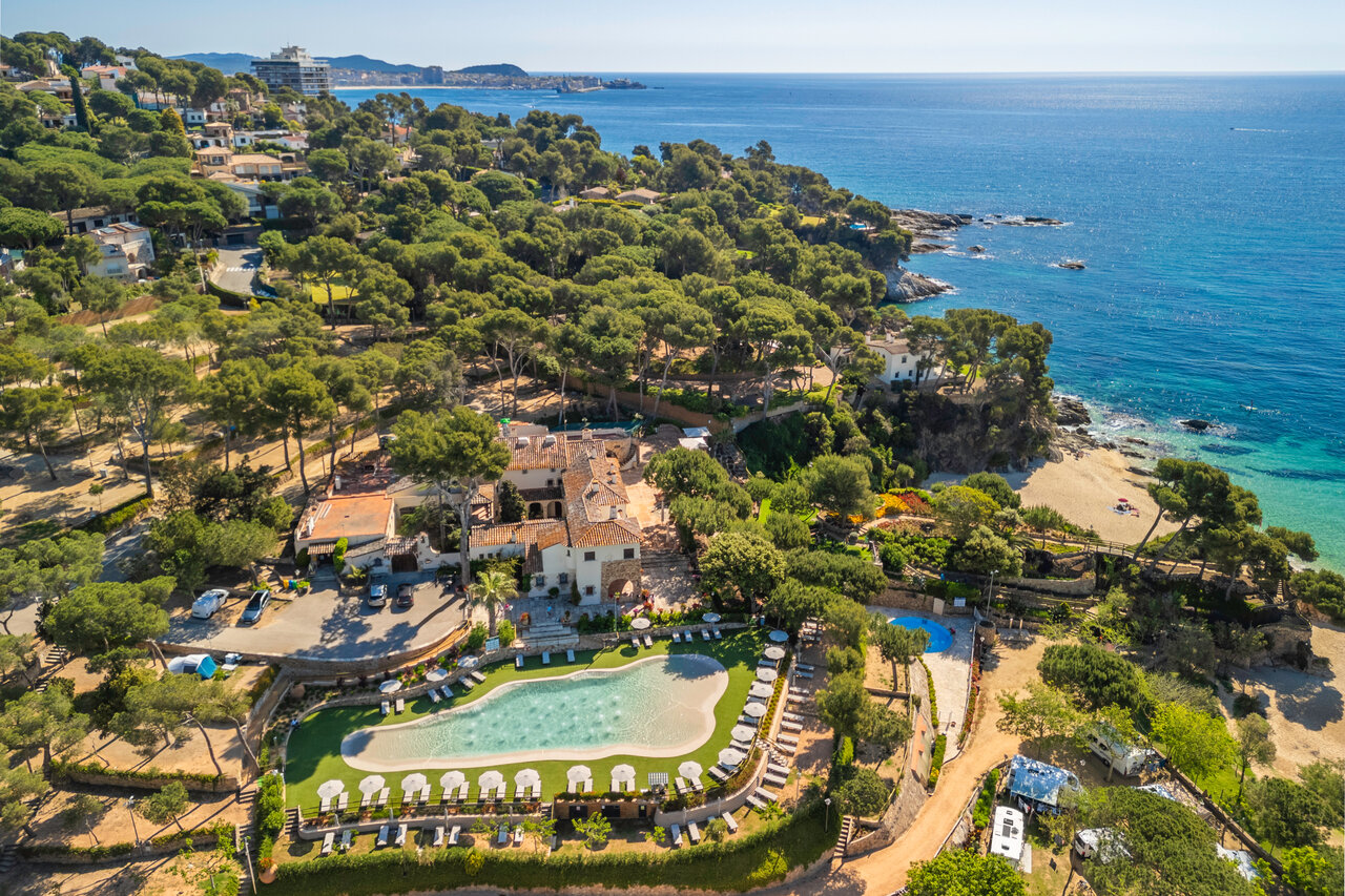 Swimming pool, beach, aerial view of CAPFUN Treumal campsite in Platja d'Aro.