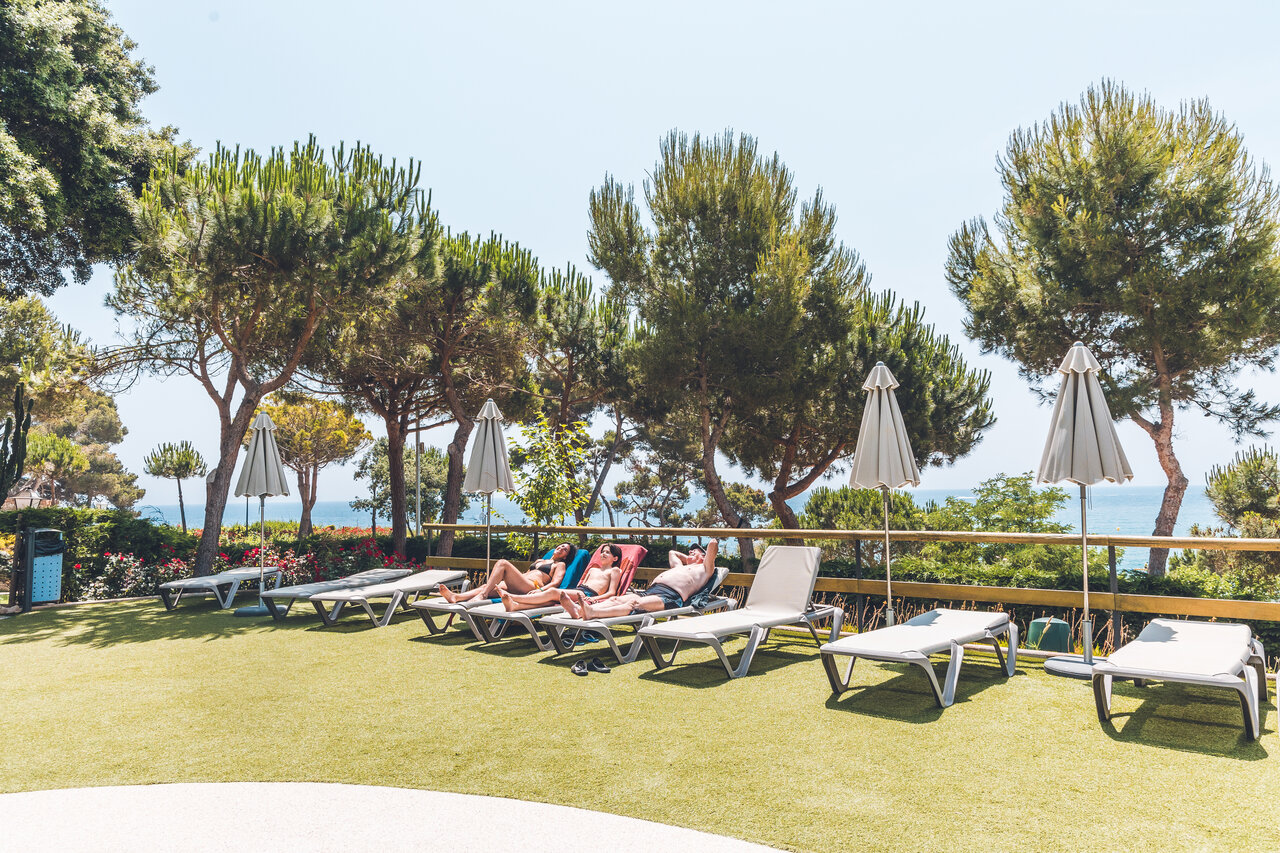 Sun loungers, pool, sea at CAPFUN Treumal campsite in Platja d'Aro (17).