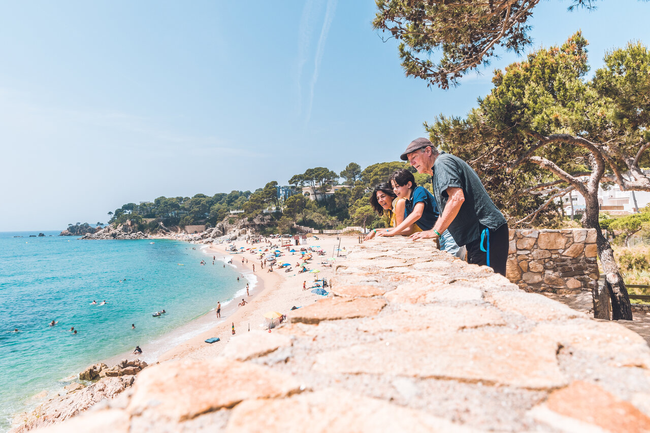 Family admiring fine sandy beach and turquoise sea at CAPFUN Treumal campsite in Platja d'Aro (17).