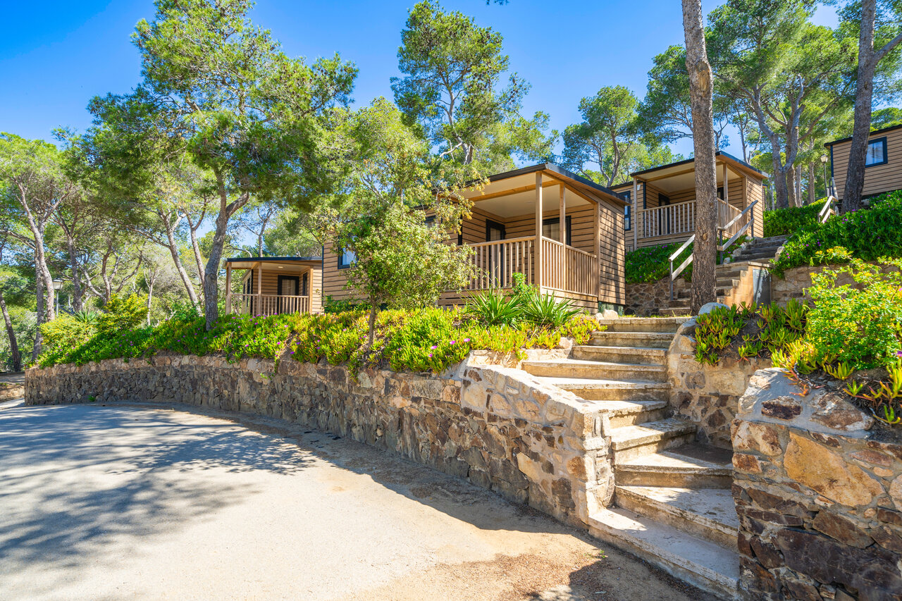 Wooden Mobil-homes with terraces, at CAPFUN Treumal in Platja d'Aro (17).