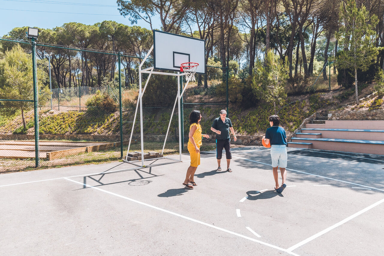 Basketball court, family playing at CAPFUN Treumal campsite in Platja d'Aro (17).