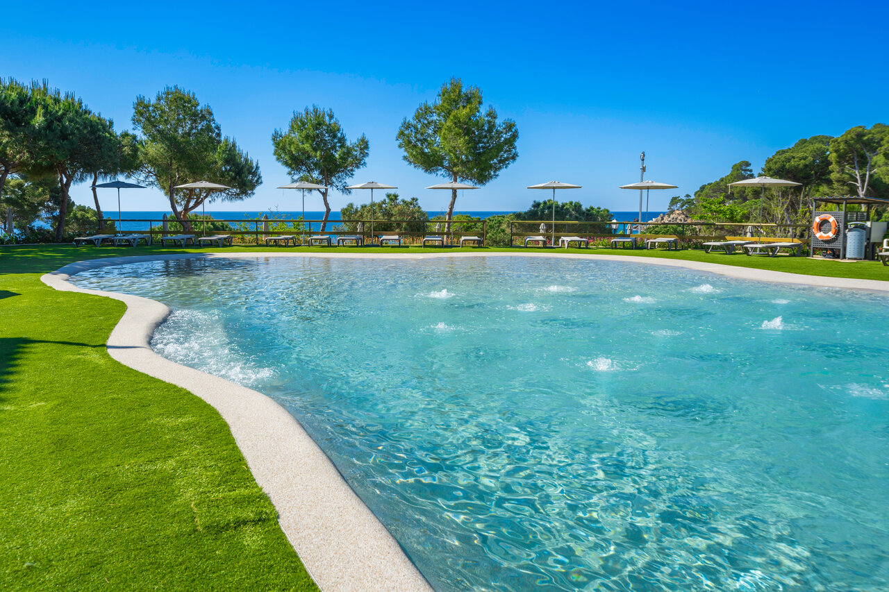 Outdoor swimming pool, water jets at CAPFUN Treumal campsite in Platja d'Aro (17).